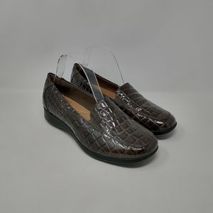 Clarks Faux Patent Crocodile Pattern Comfort Loafers